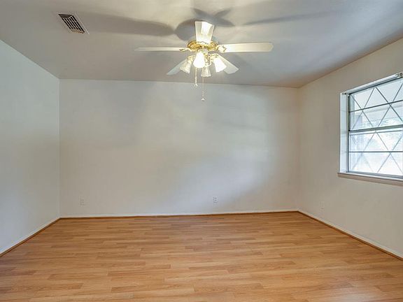 4th image of 1111 Penrod St