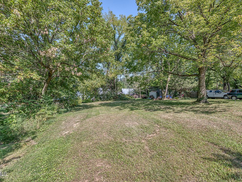1st image of 412 W Poplar St