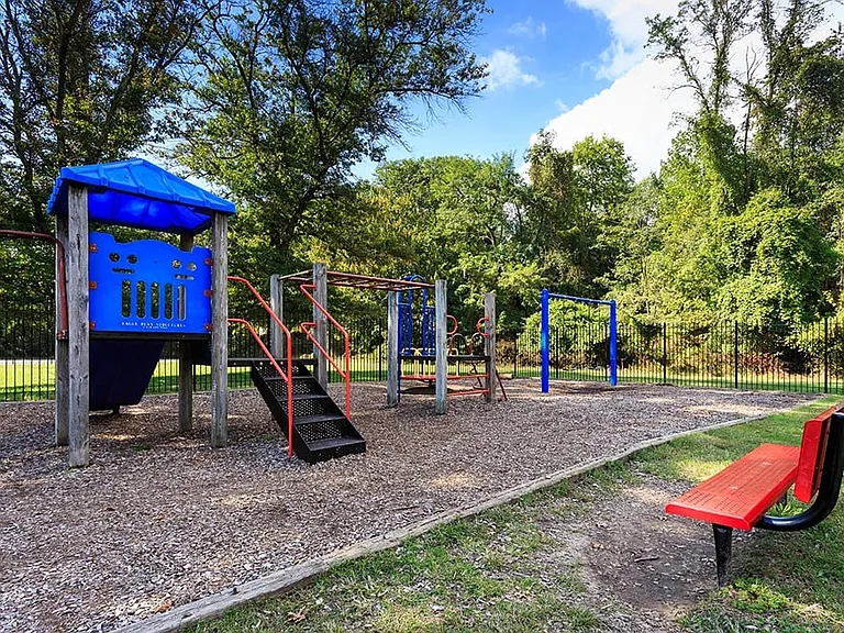 Woods at Addison — Photo 14