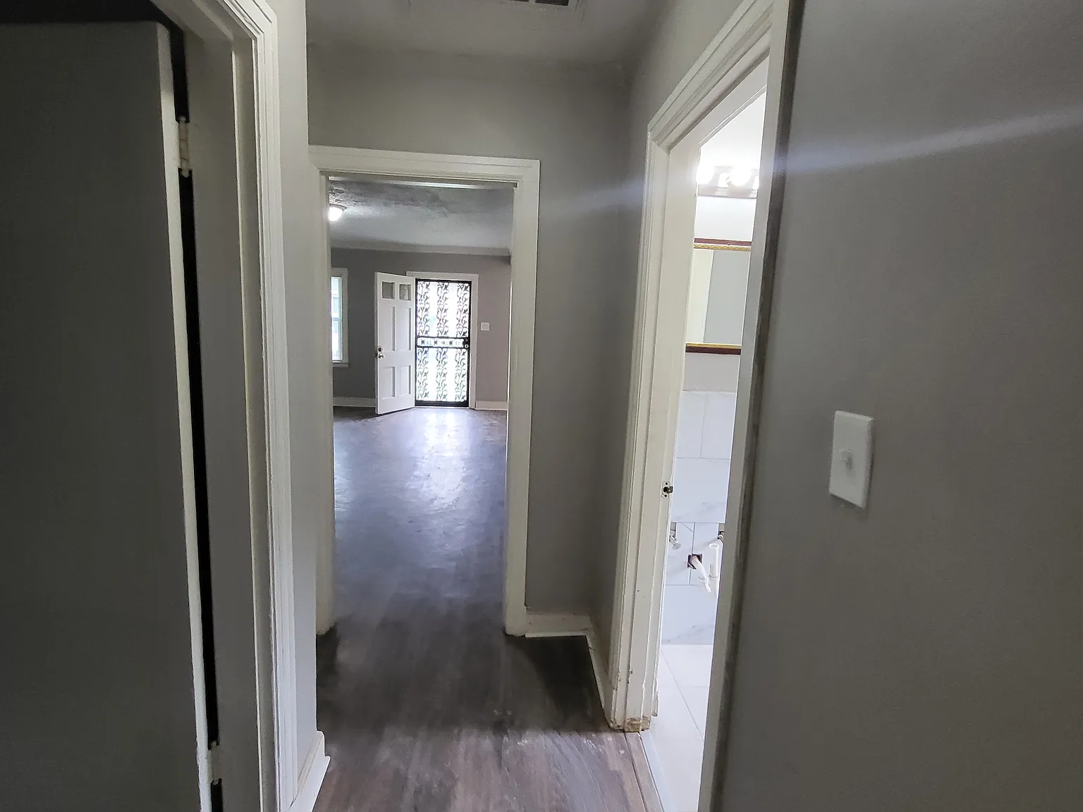 Coming Soon! Beautiful 2 Bedroom, 1 Bathroom Duplex Home! — Photo 3