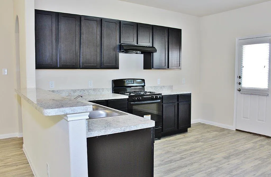 3 bed, 2.0 bath, 1433 sqft, $1,775 — Photo 2