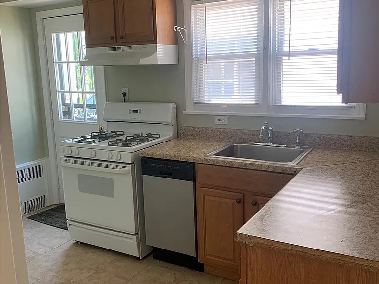 431 E Chester St — Photo 6