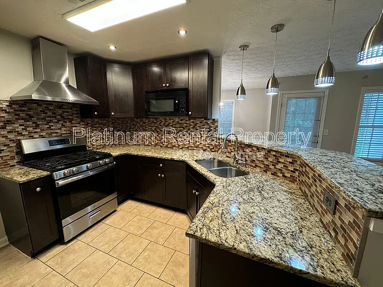 1823 Broadway St — Photo 7