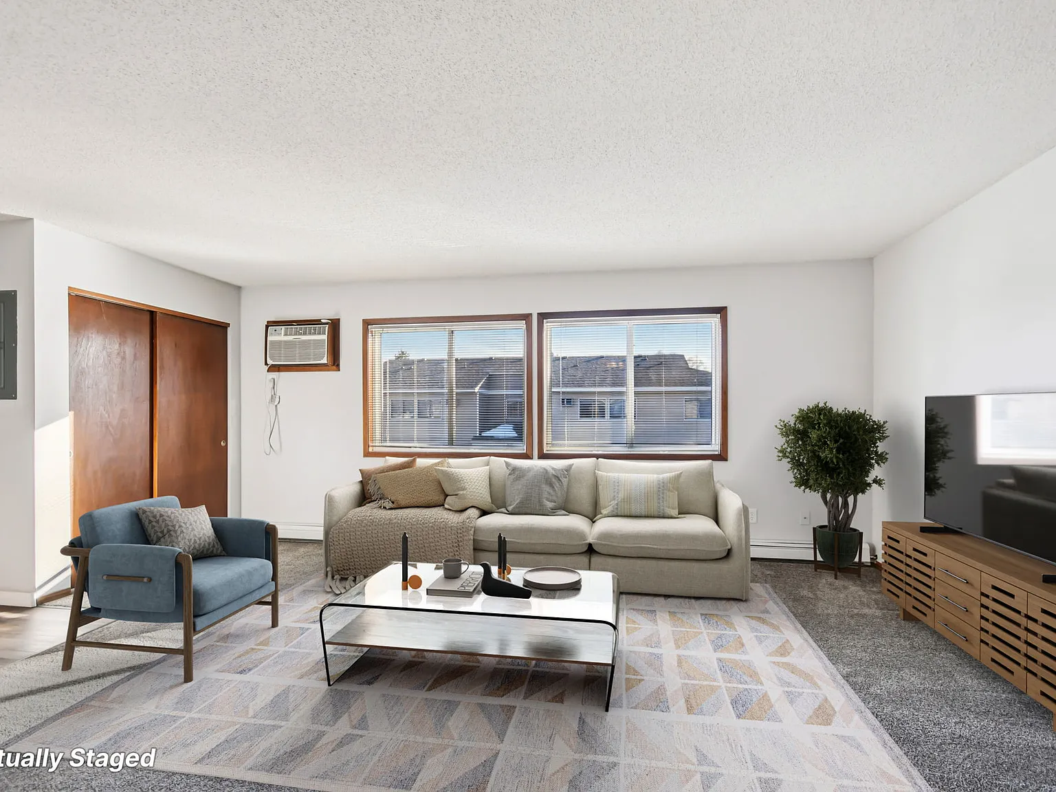 Evergreen Apartments — Photo 2