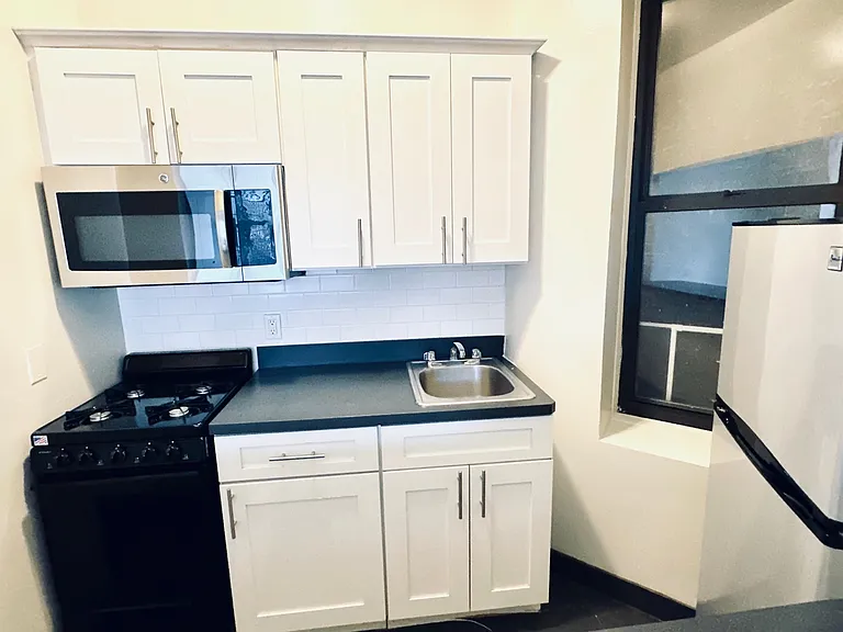 2731 Broadway #2D — Photo 3