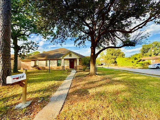 4 bed, 2.0 bath, 2250 sqft, $1,900 — Photo 3