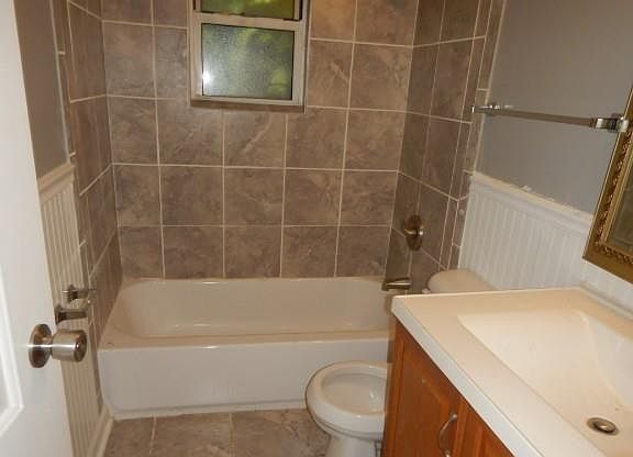 4th image of 4033 Wright Ave