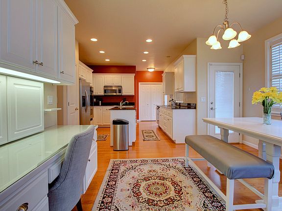 4th image of 51 Greenmoor Dr