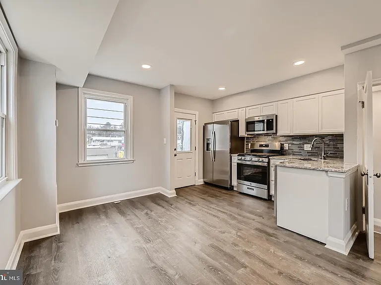 4429 Newport Ave — Photo 7