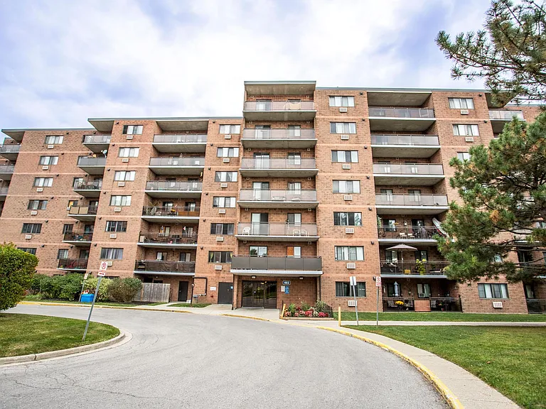 405 Commissioners Rd W — Photo 8