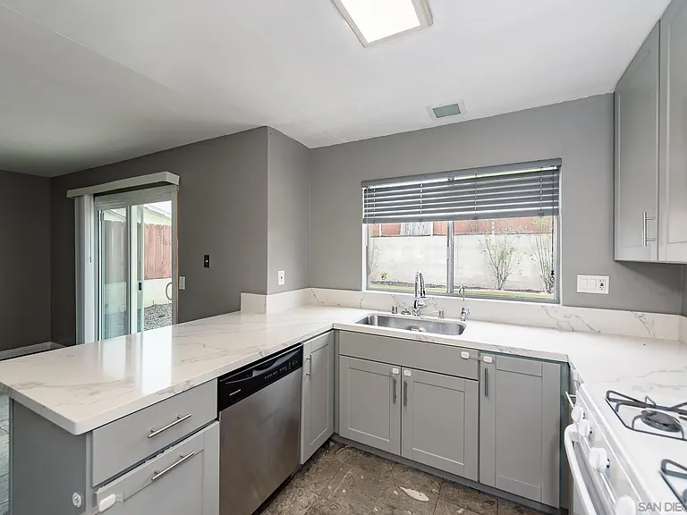 1045 Fuchsia Ln — Photo 11