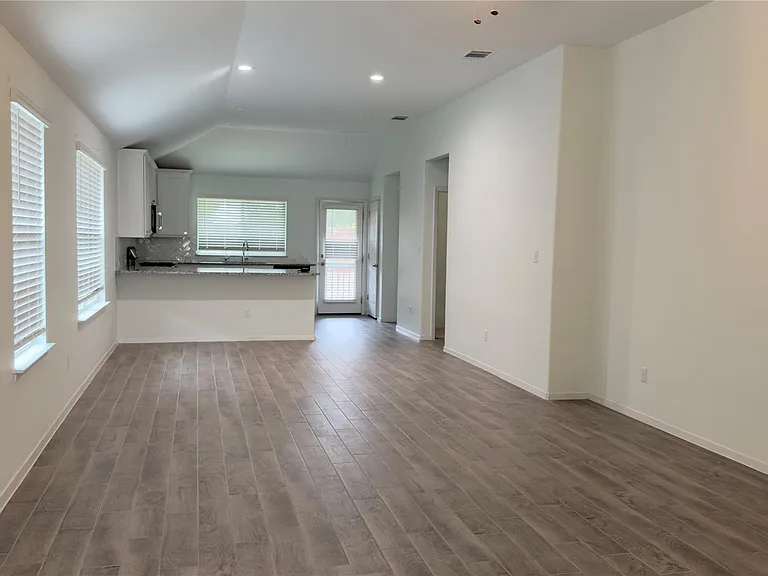 128 Riverhill Dr — Photo 5