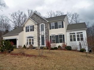 201 Daffodil Dr, East Stroudsburg, PA 18301