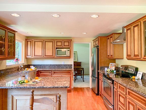 5th image of 875 Russet Dr