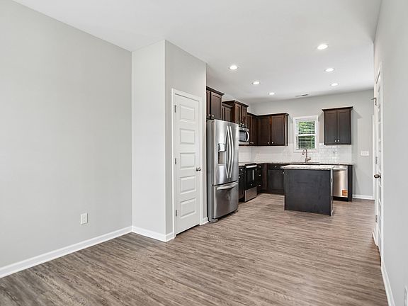 4th image of 218 Day Lily St