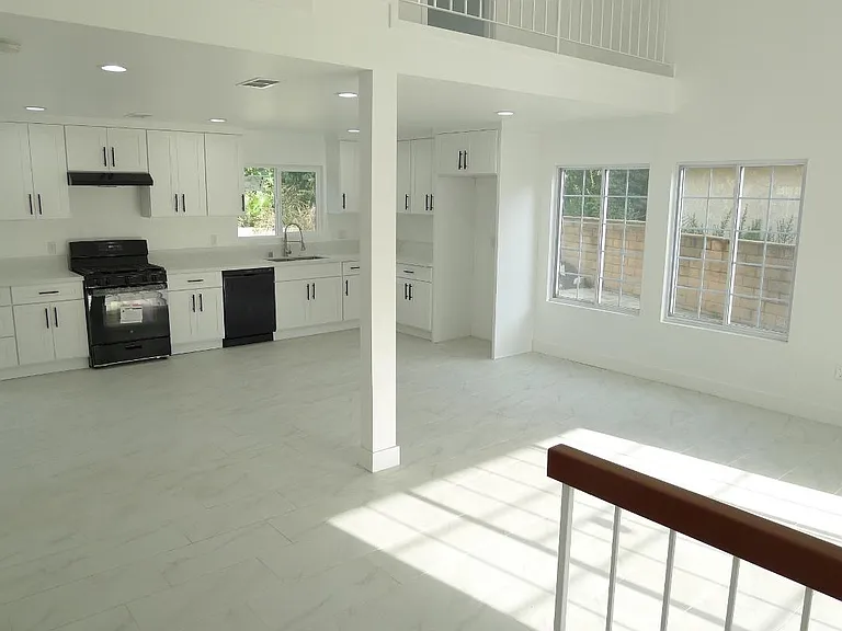 2623 E Maureen St — Photo 3