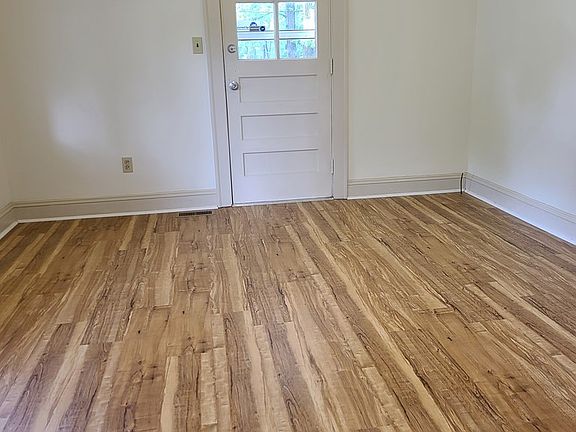 5th image of 402 Cedar St