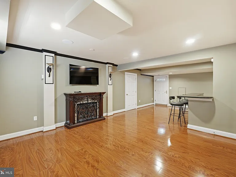 9904 Hall Rd — Photo 29