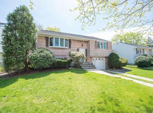 6 Celia Ln, Northport, NY 11768
