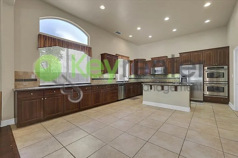 5 bed, 3.0 bath, 3421 sqft, $3,800 — Photo 4