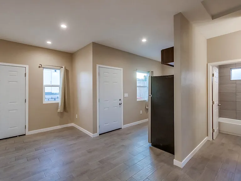 853 Winston Dr — Photo 2