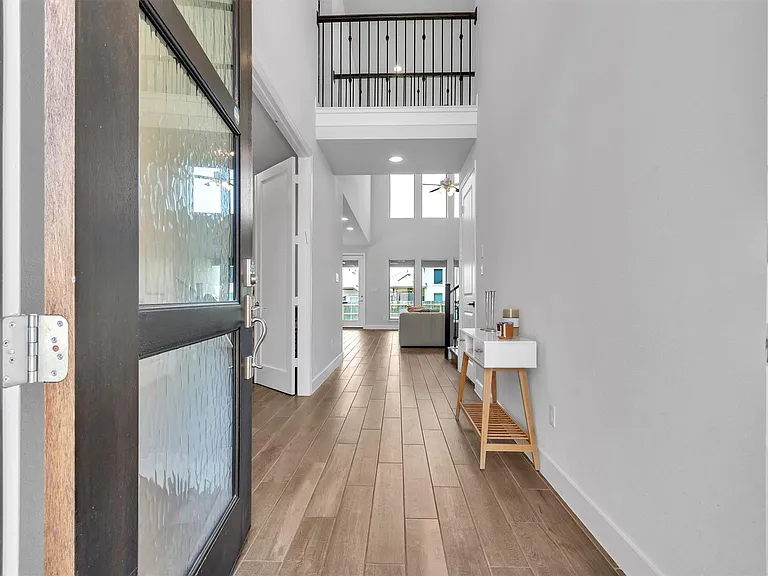 113 Lenera Dr — Photo 3