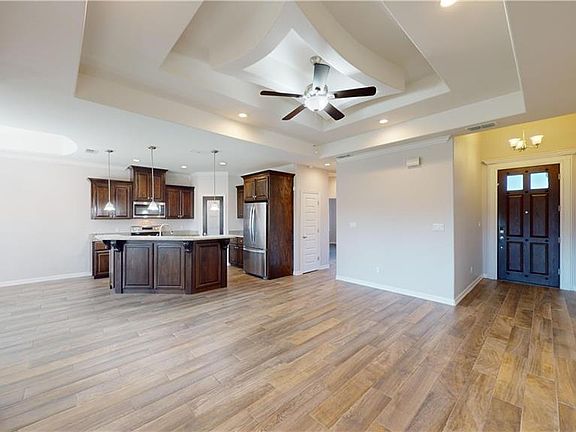 4th image of 302 Los Laureles Dr
