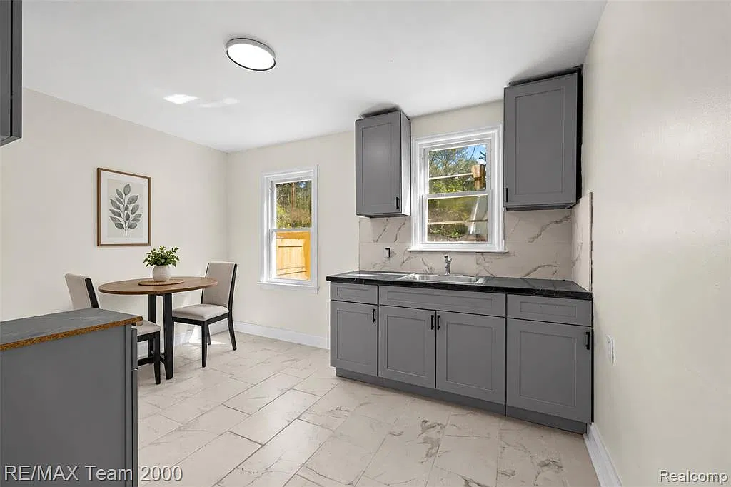 3 bed, 1.0 bath, 1050 sqft, $1,300 — Photo 4