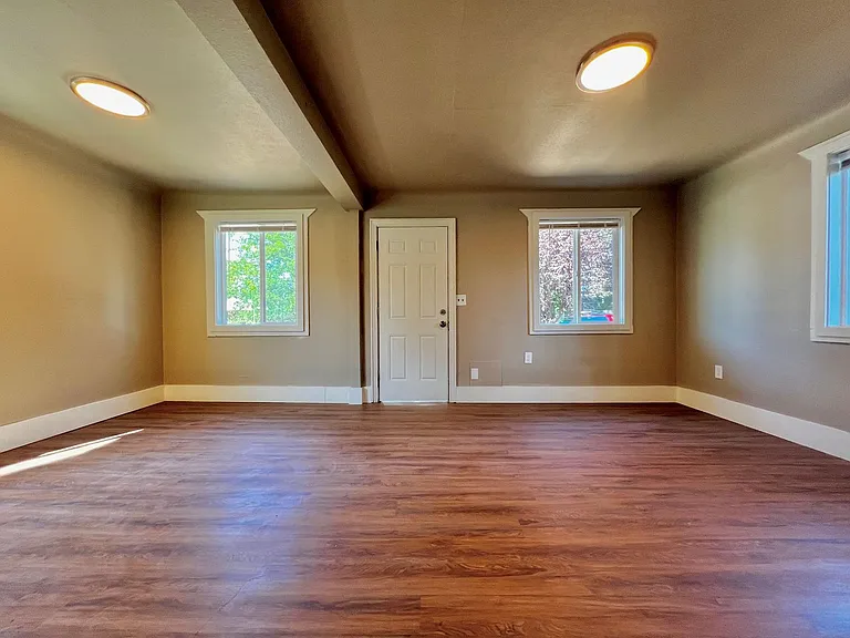 921 S 11th Ave — Photo 3