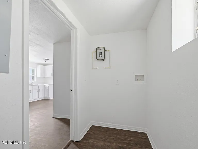 5134 Moncrief Rd W — Photo 12