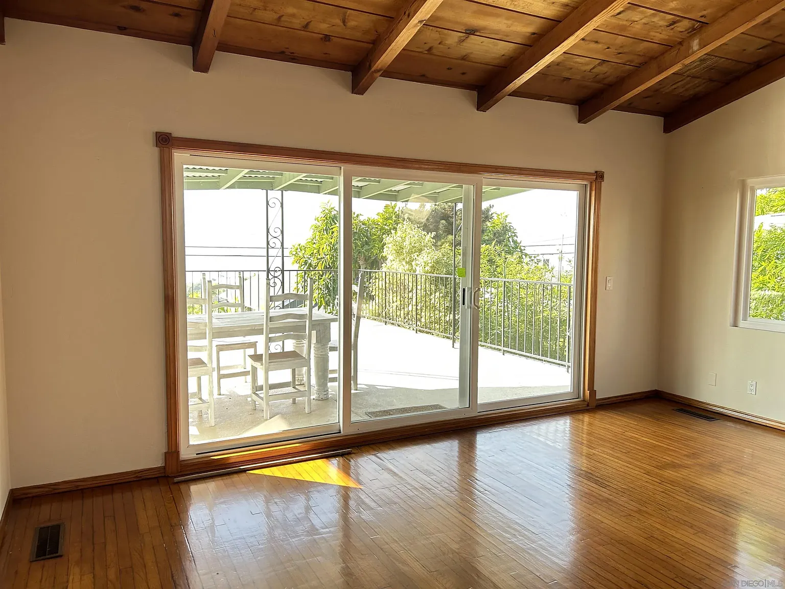 3 bed, 2.0 bath, 1250 sqft, $7,500 — Photo 4