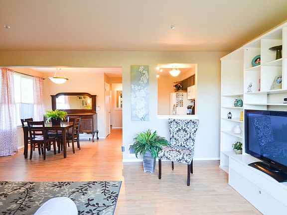 5th image of 2119 D St SE #B