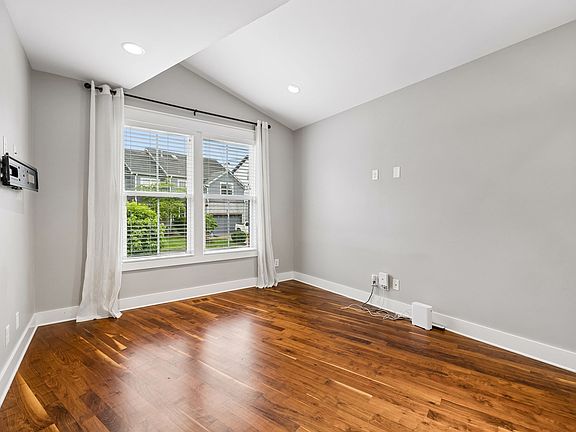 5th image of 3516 Hillsdale Ave