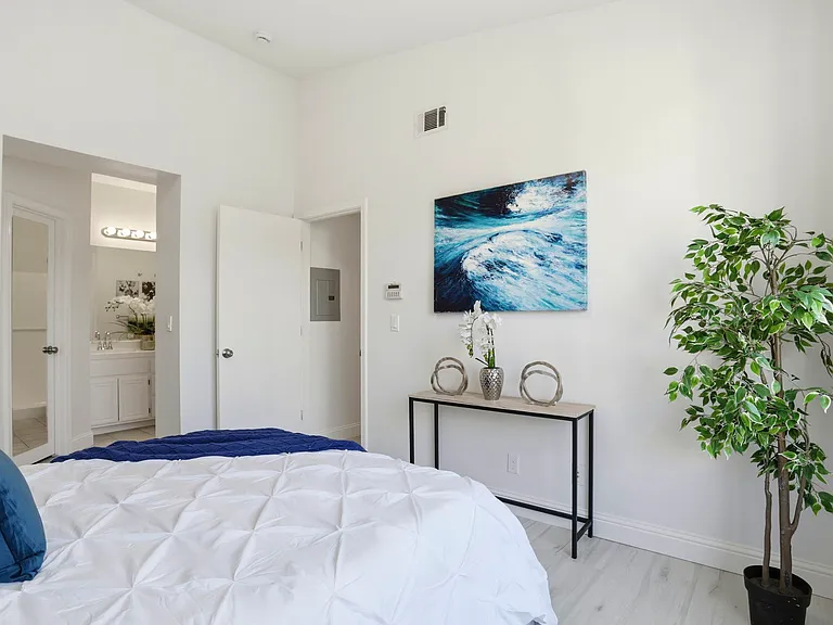 558 Manhattan Pl — Photo 25