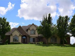 881 Meadowbrook Ave, Newton, IA 50208