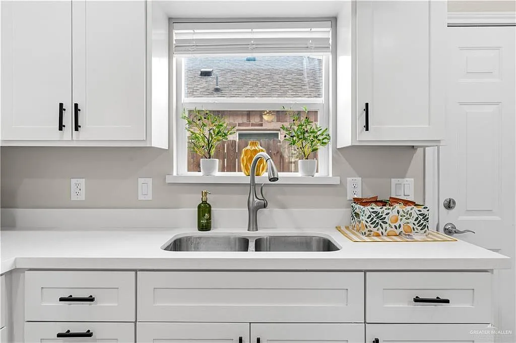 3 bed, 2.0 bath, 999 sqft, $1,195 — Photo 4