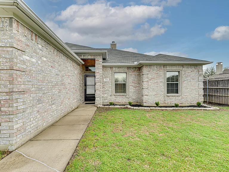 102 Paloma Cir — Photo 3