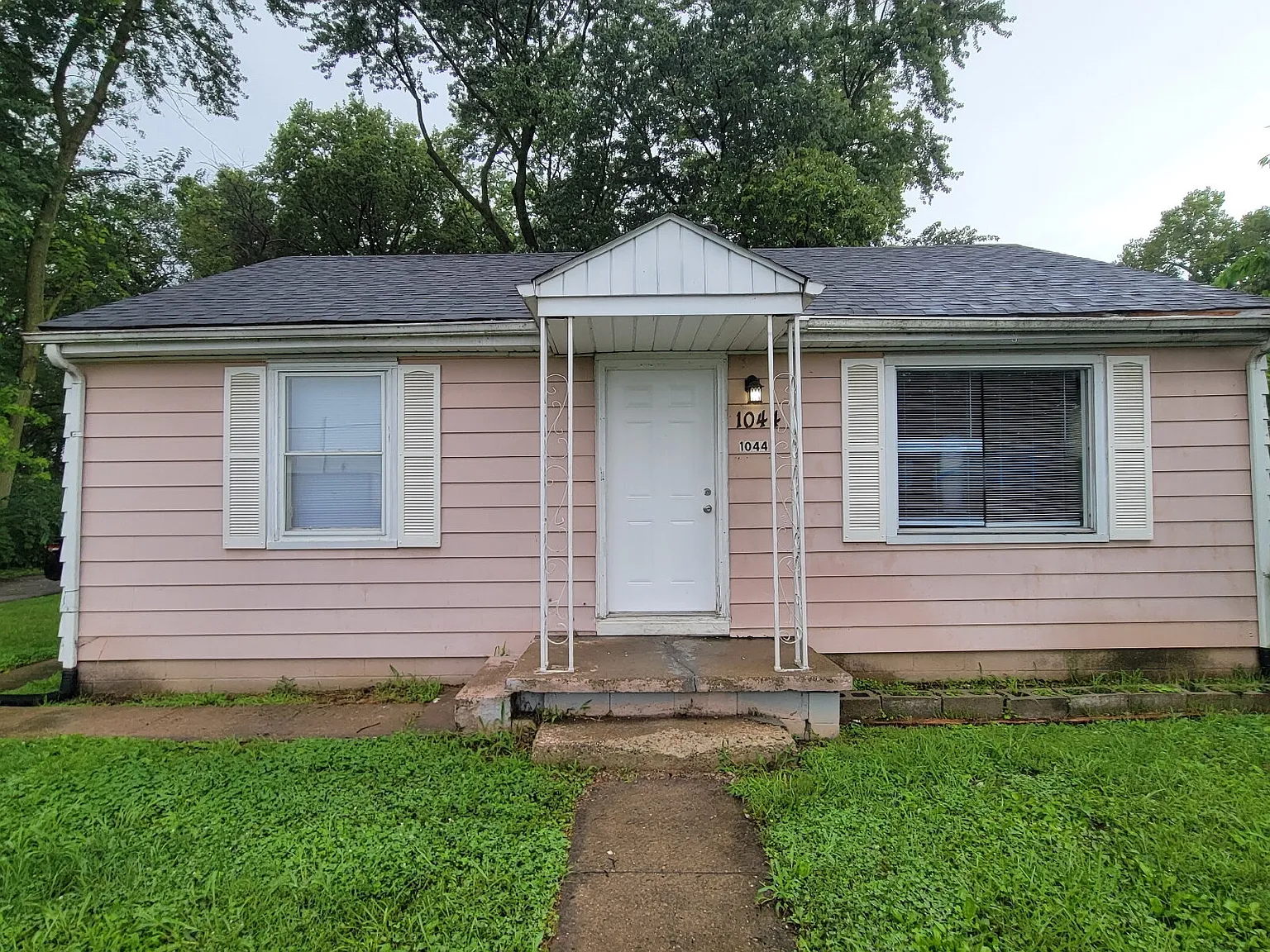 2 bed, $825 — Photo 1
