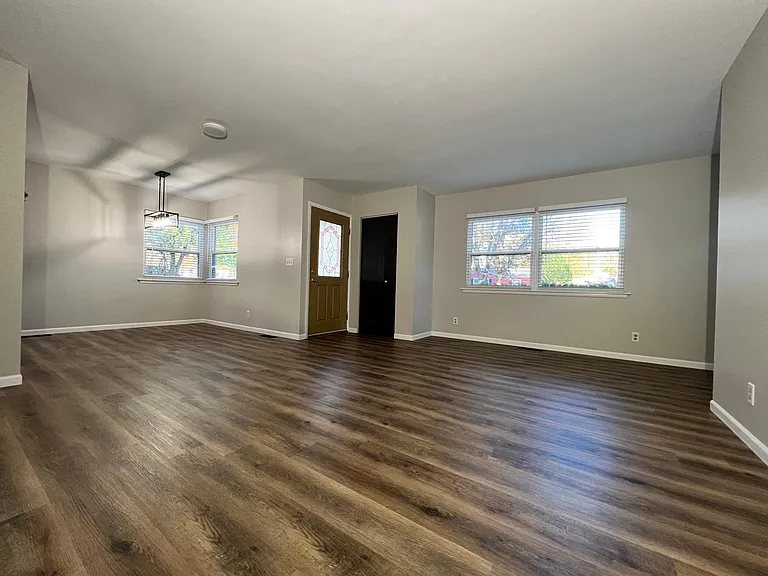 214 E Arrowhead St — Photo 9