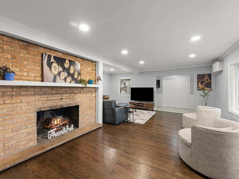 20 W Brown St — Photo 7