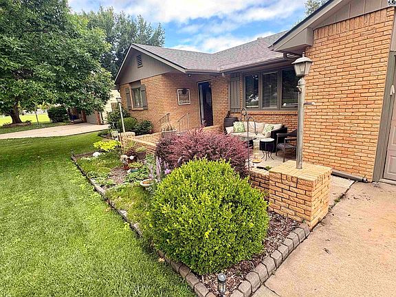 3rd image of 610 Idlewild Dr