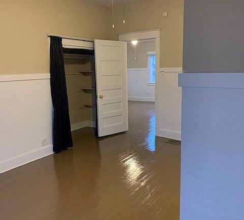 3rd image of 5 E Voorhees St