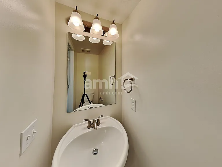320 Abbey Ave — Photo 8