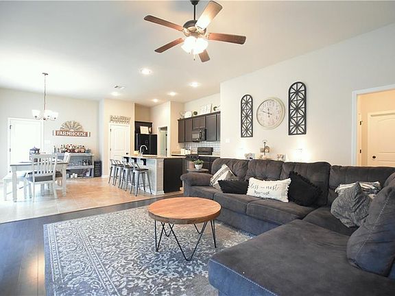 4th image of 1081 Berkshire Dr
