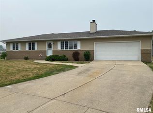 1303 Elm Ct, De Witt, IA 52742
