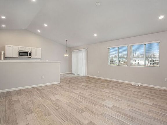 4th image of 2205 Macatawa Ln