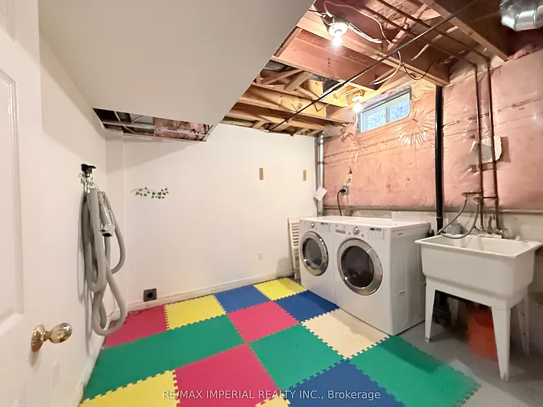 5735 Tayside Cres — Photo 34