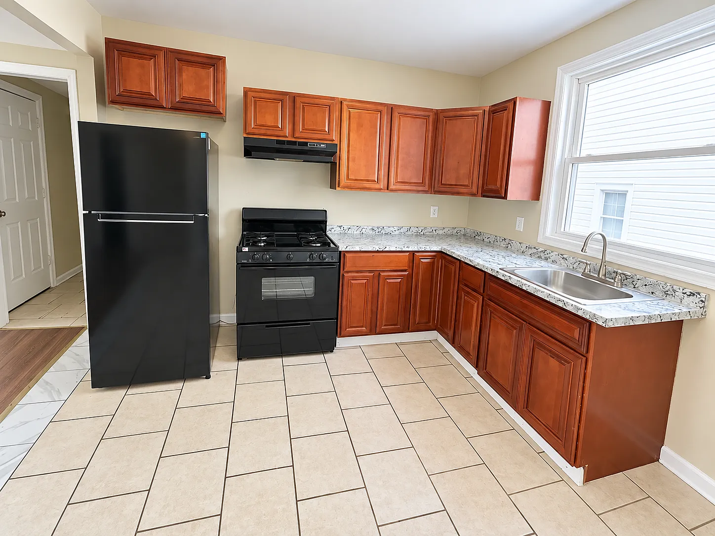 3 bed, 1200 sqft, $2,095 — Photo 1
