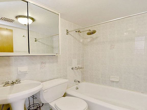 5th image of 56 W 76th St APT 4F