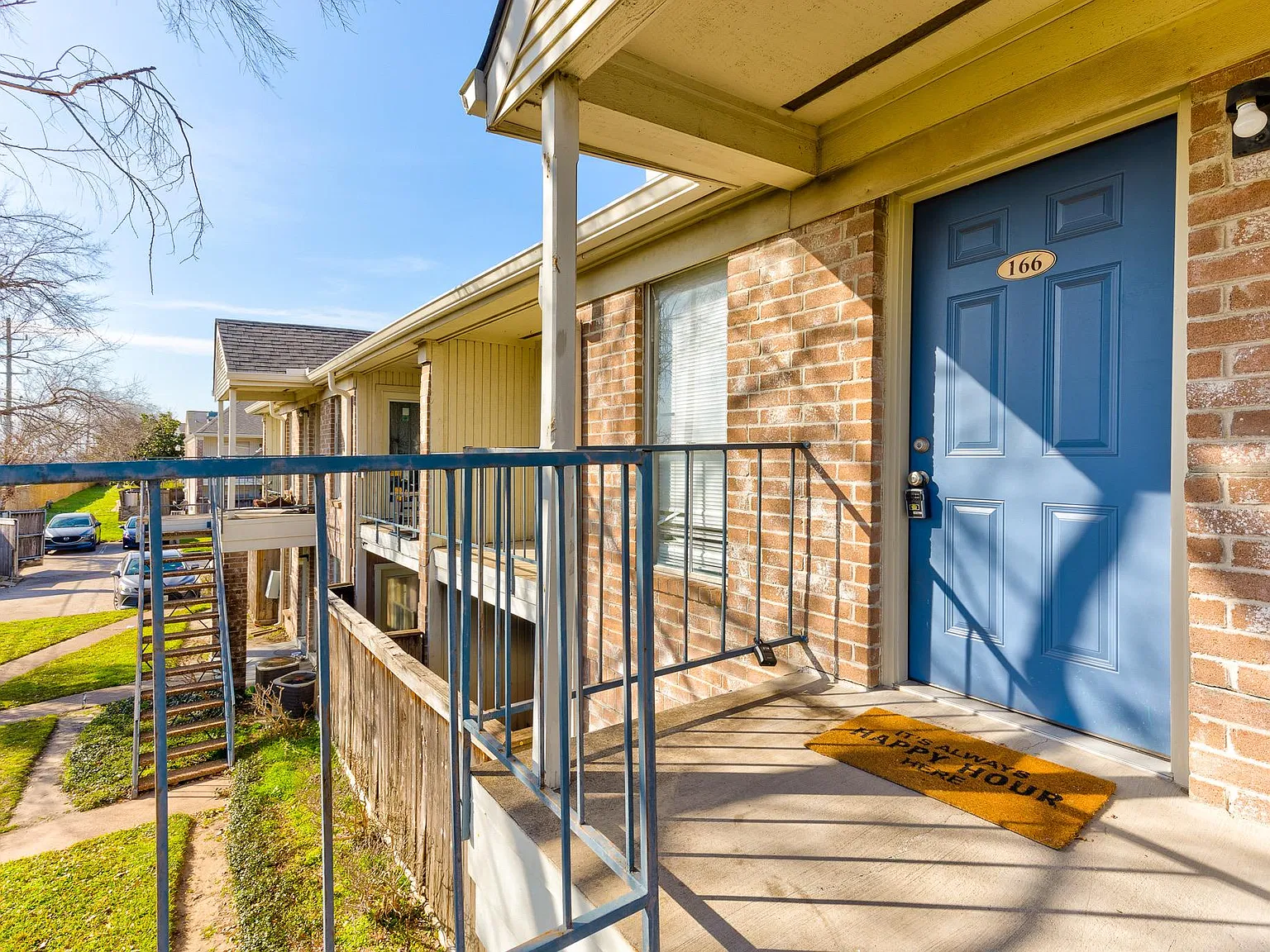 3900 Woodchase Dr — Photo 1